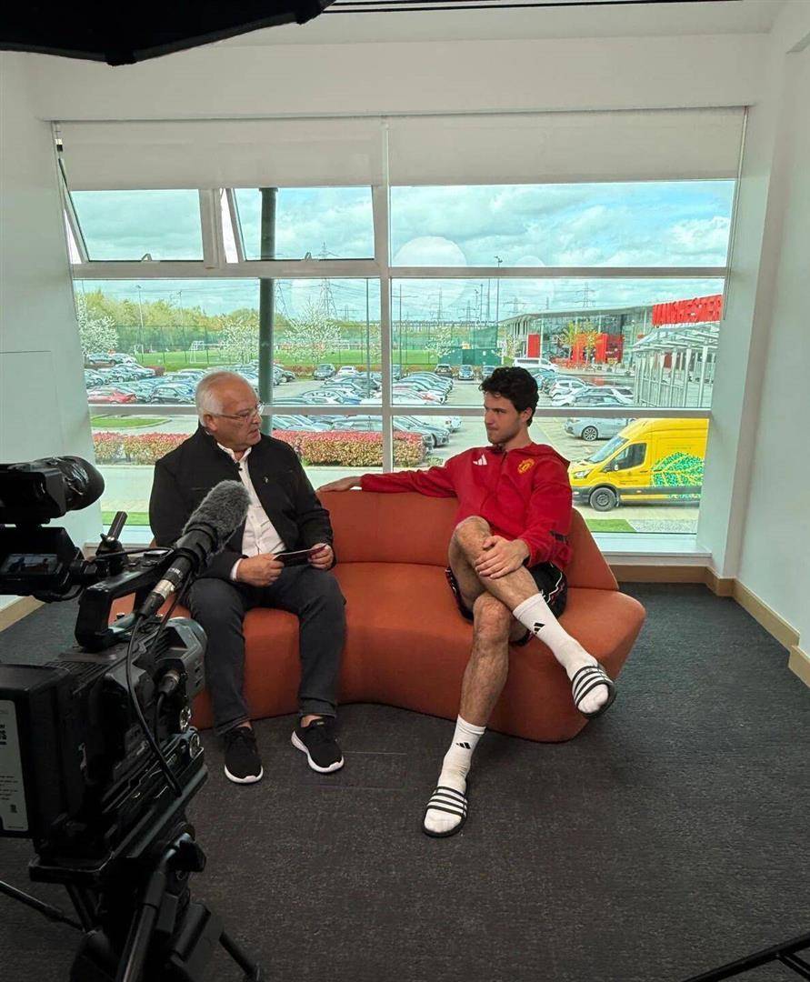 曼联稳了！B费决意留队冲双冠，一次交流竟改写助攻战局